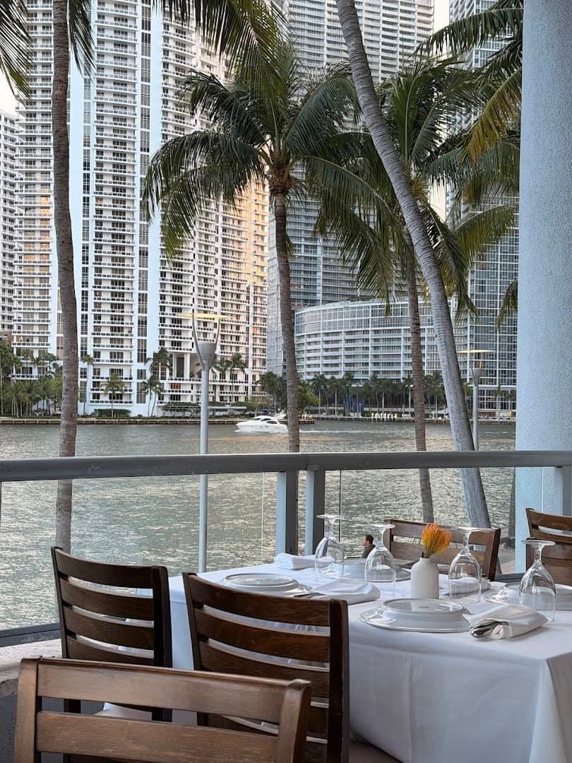 Il Gabbiano restaurant view with palm trees in Miami