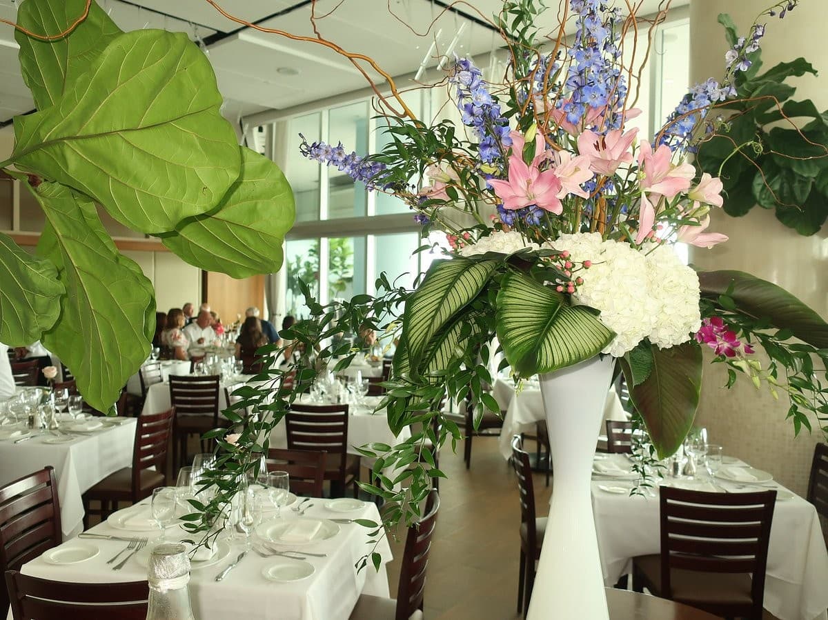 Elegant dining setup at Il Gabbiano in Miami