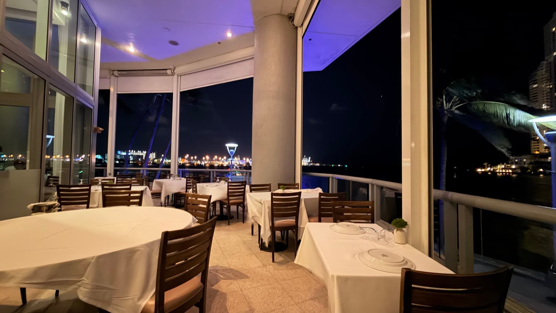Interior view of Il Gabbiano restaurant in Miami