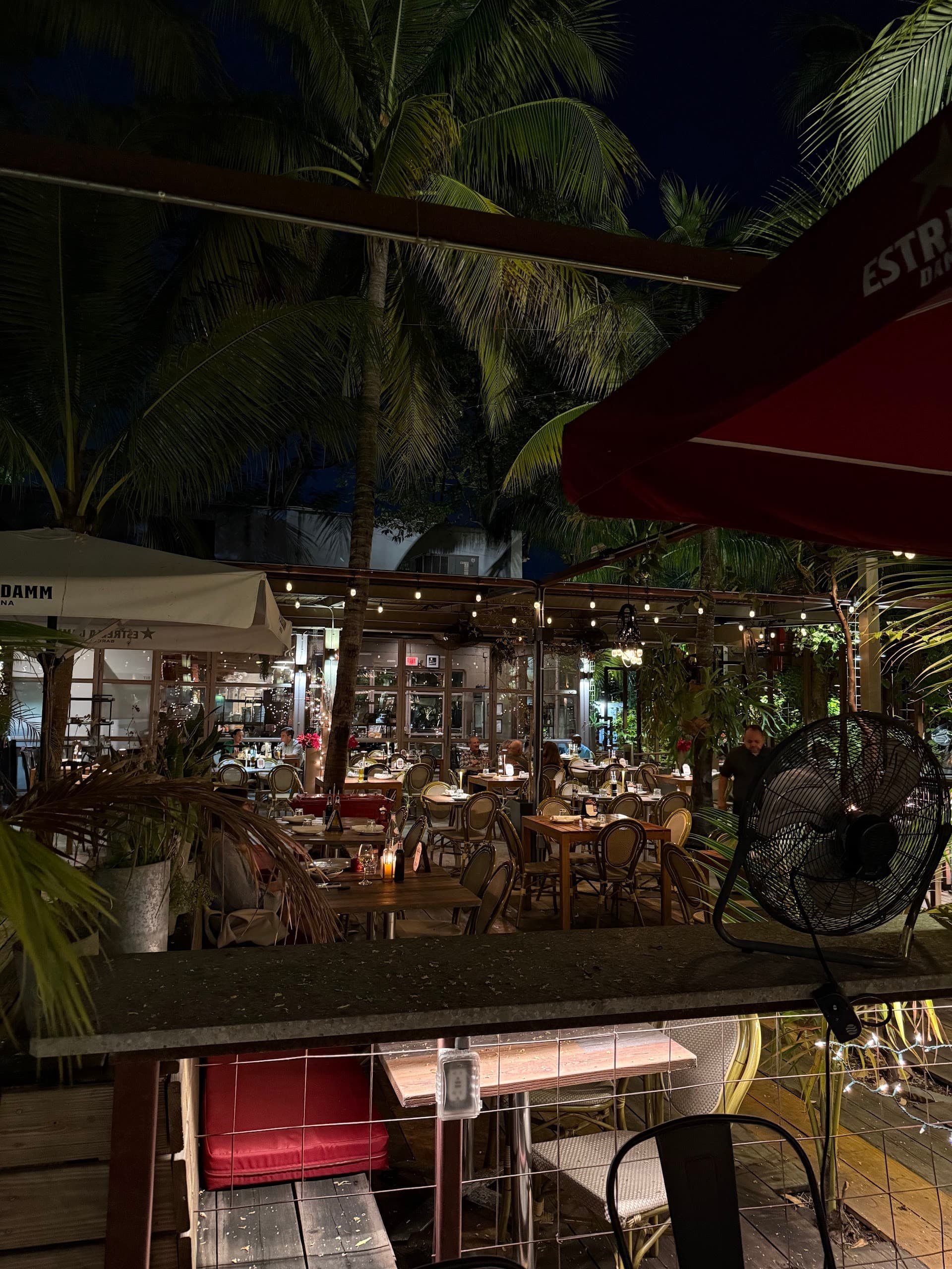 Ironside Pizza ambiance in Miami with outdoor seating