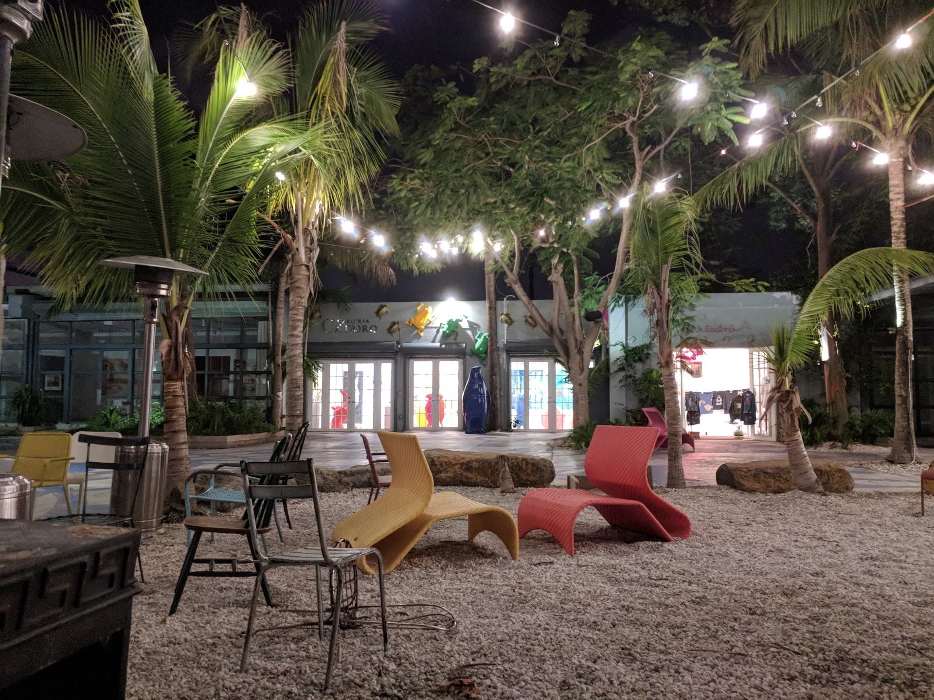 Outdoor ambiance at Ironside Pizza in Miami