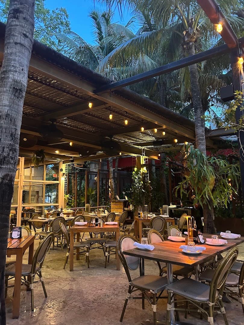Ironside Pizza outdoor dining ambiance in Miami