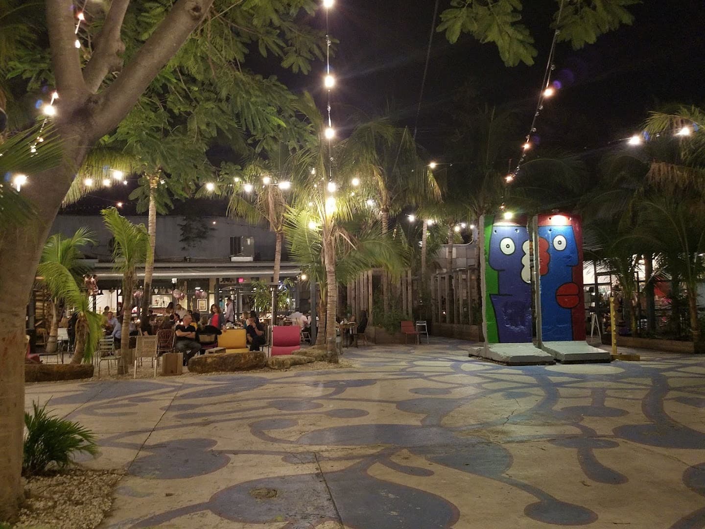 Ironside Pizza outdoor ambiance in Miami