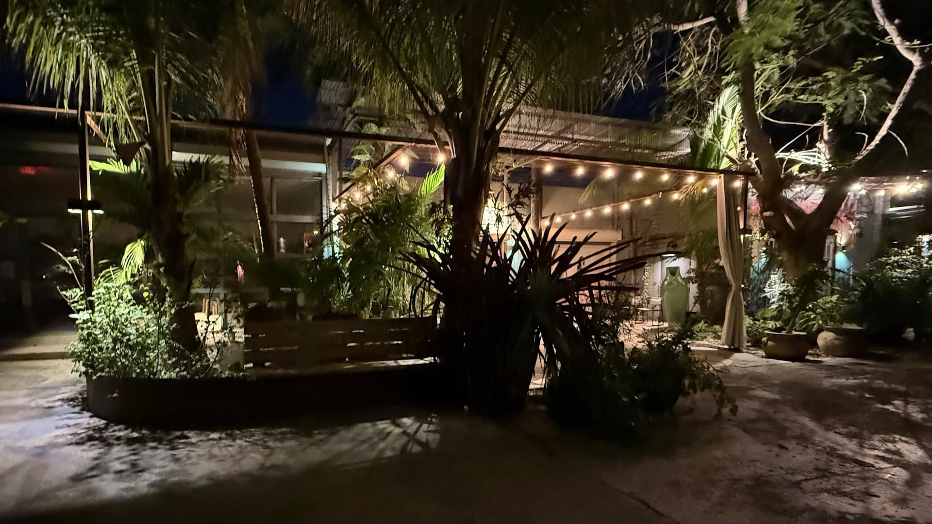 Ironside Pizza outdoor ambiance in Miami