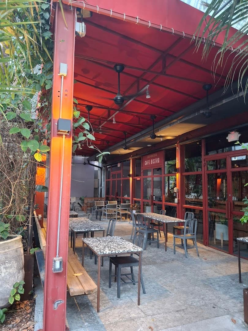 Ironside Pizza outdoor seating area in Miami