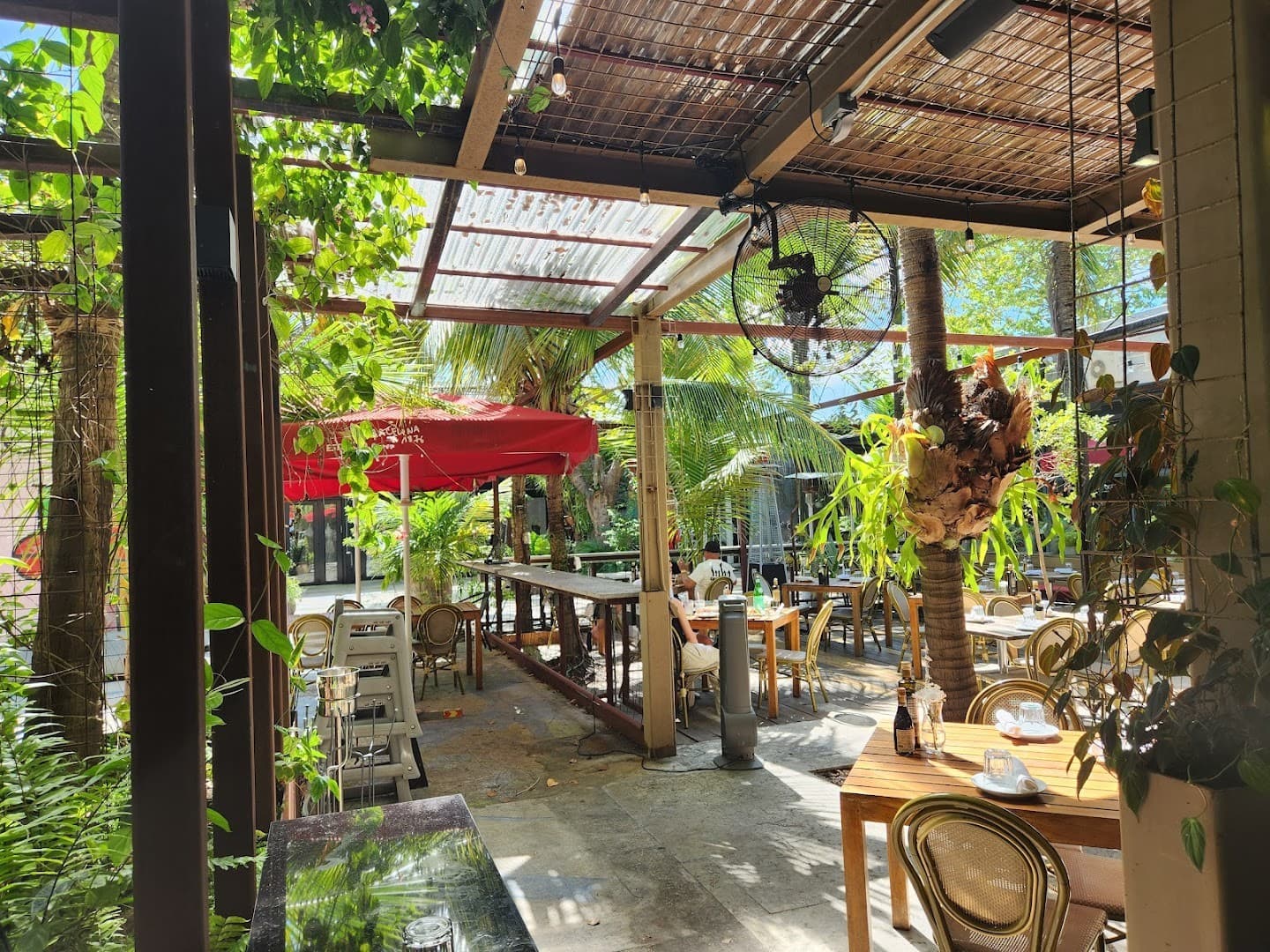 Ironside Pizza patio seating in Miami