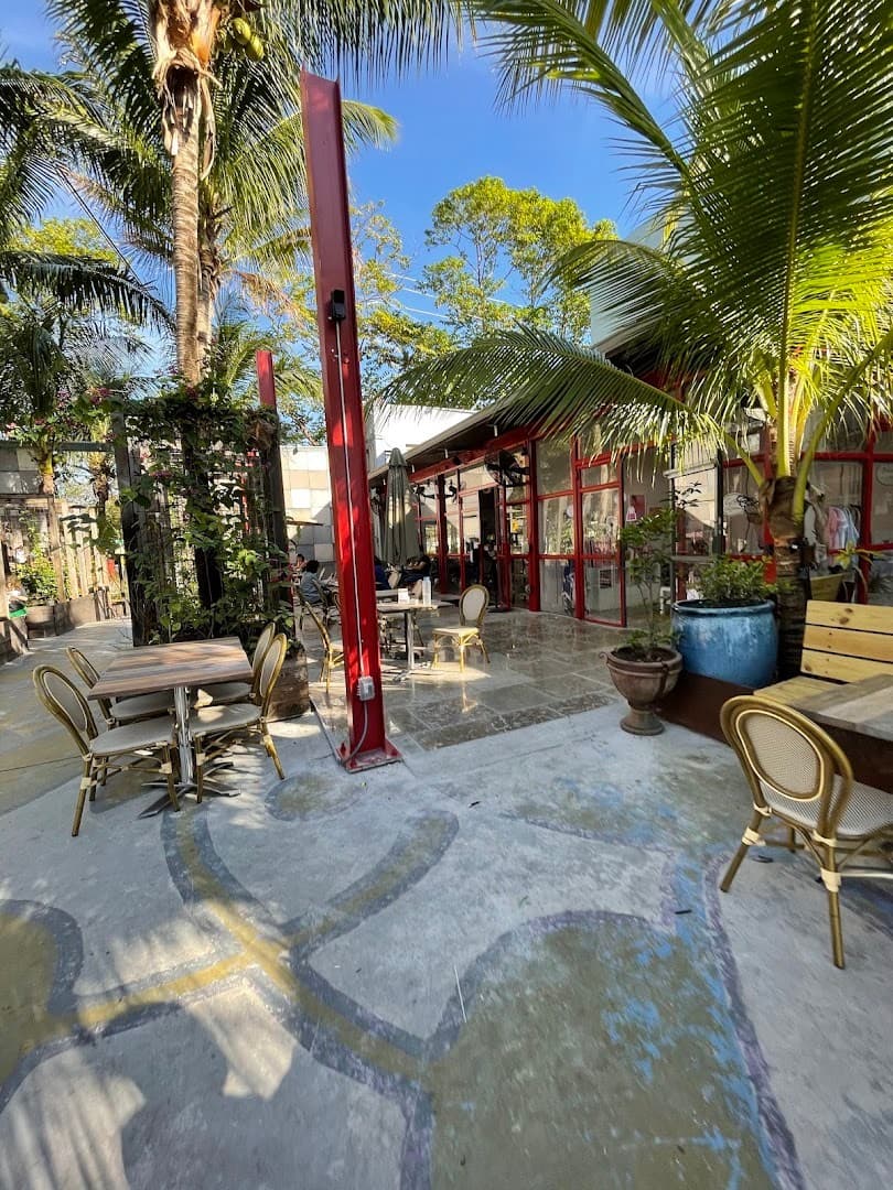 Ironside Pizza outdoor patio seating in Miami