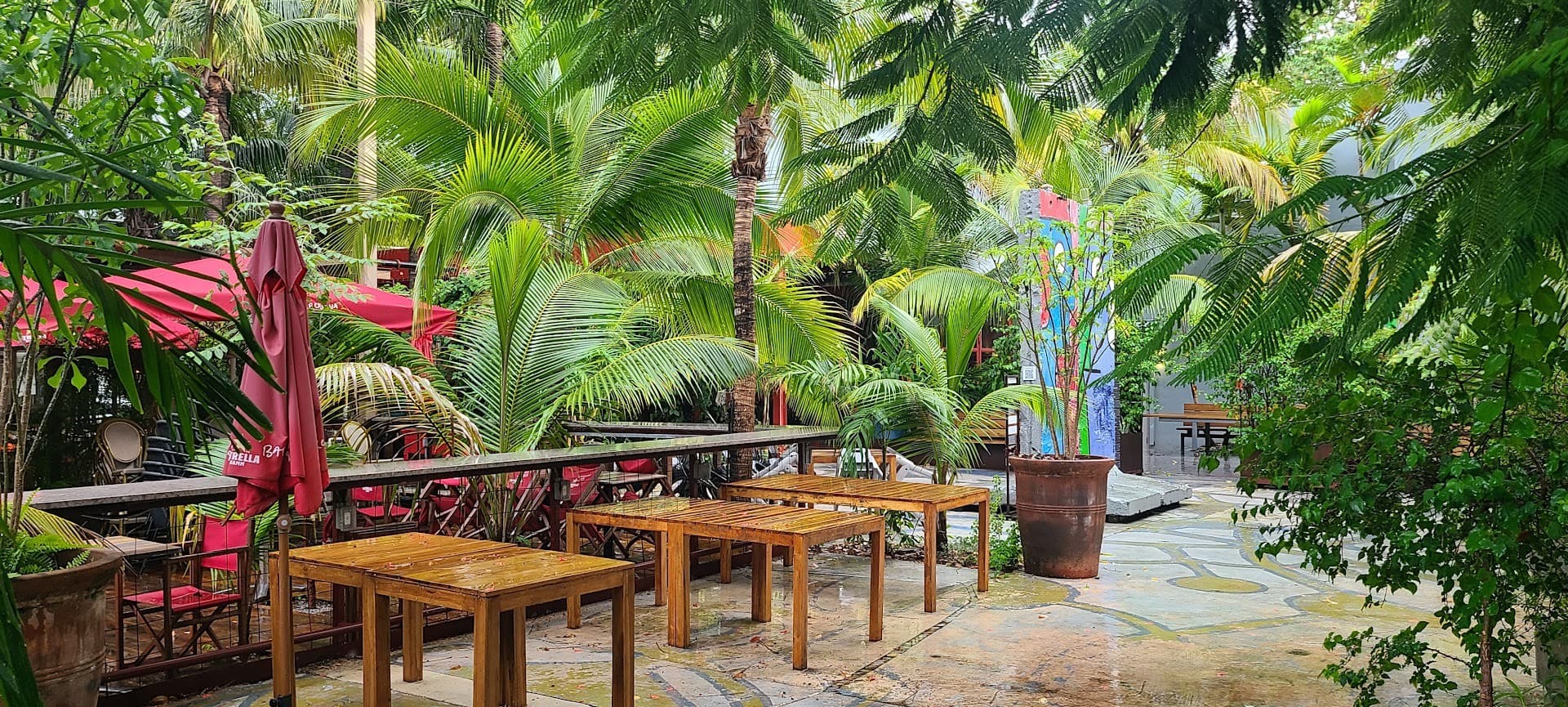 Ironside Pizza outdoor patio in Miami