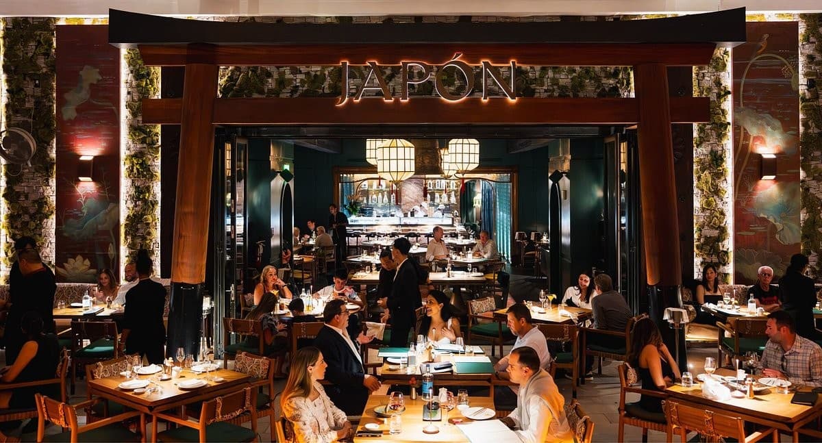 Dining scene at Japón restaurant in Miami Beach