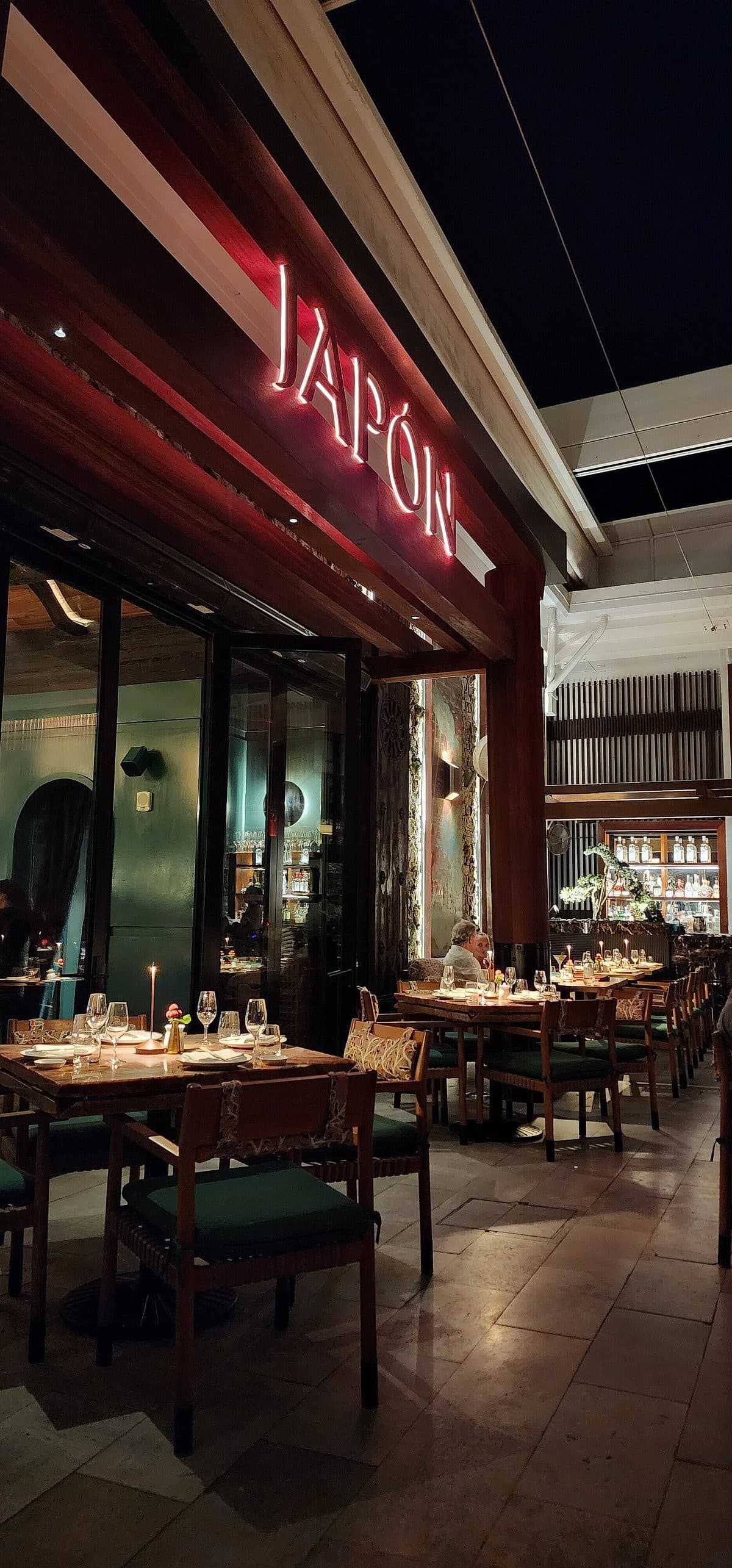 Japón restaurant exterior at night in Miami Beach
