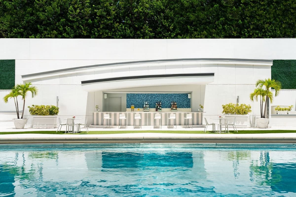 JW Marriott Miami poolside bar and swimming area