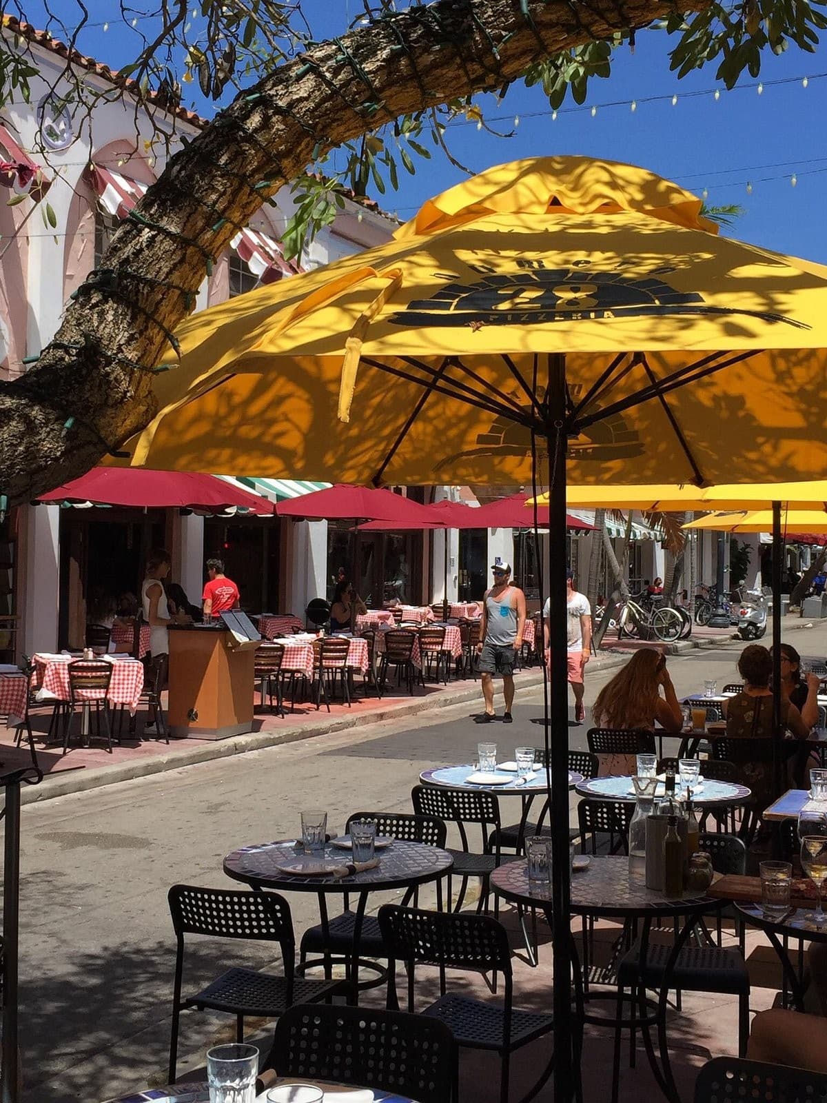 Outdoor seating at La Romanita Restaurant in Hialeah