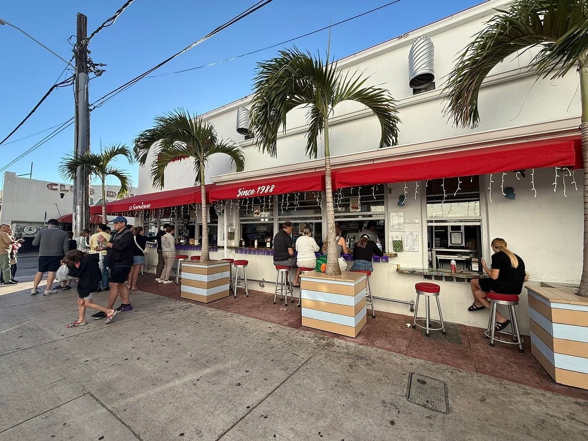 La Sandwicherie Miami Beach outdoor dining area