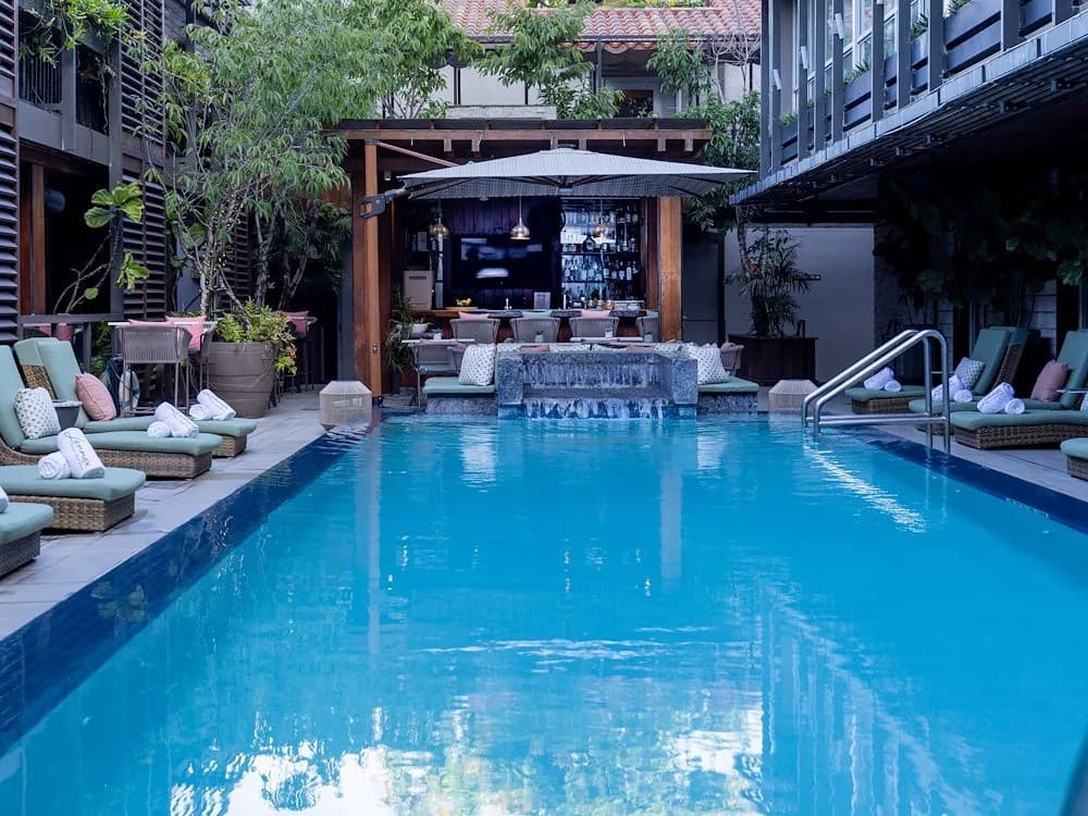 Lennox Miami Beach hotel pool area