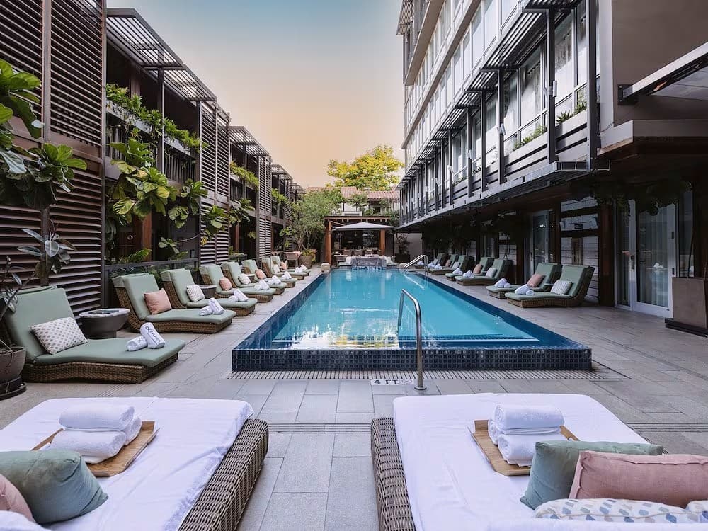 Lennox Miami Beach hotel pool area