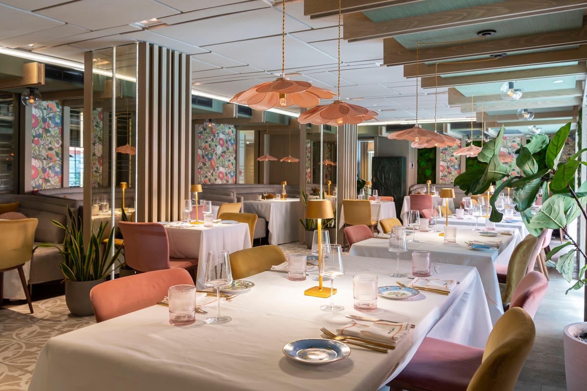 Dining area at Lennox Miami Beach hotel in Miami Beach