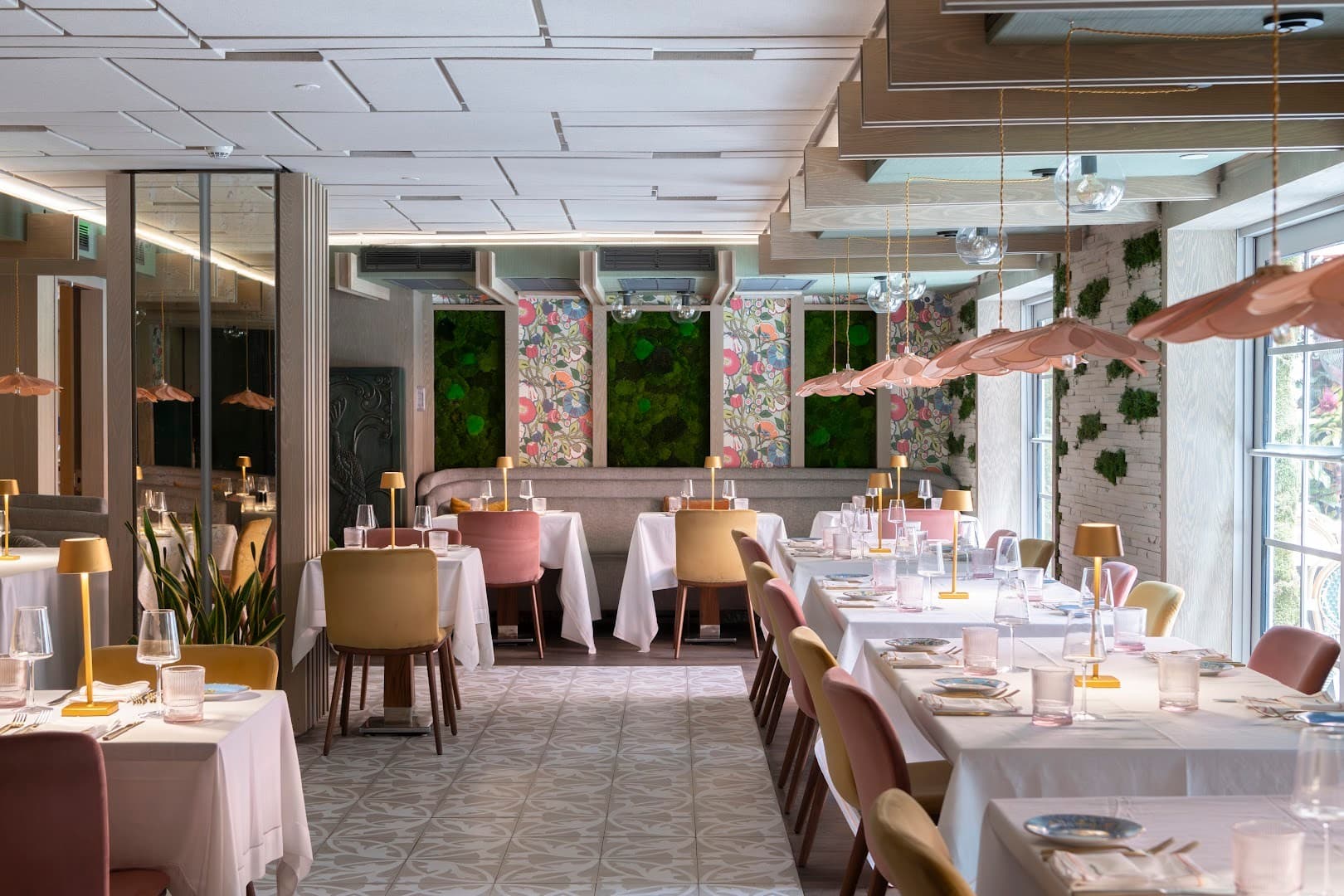 Elegant dining area at Lennox Miami Beach