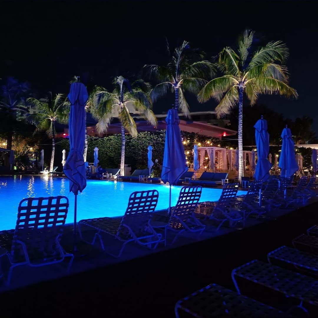 Lido Bayside poolside ambiance at night in Miami Beach