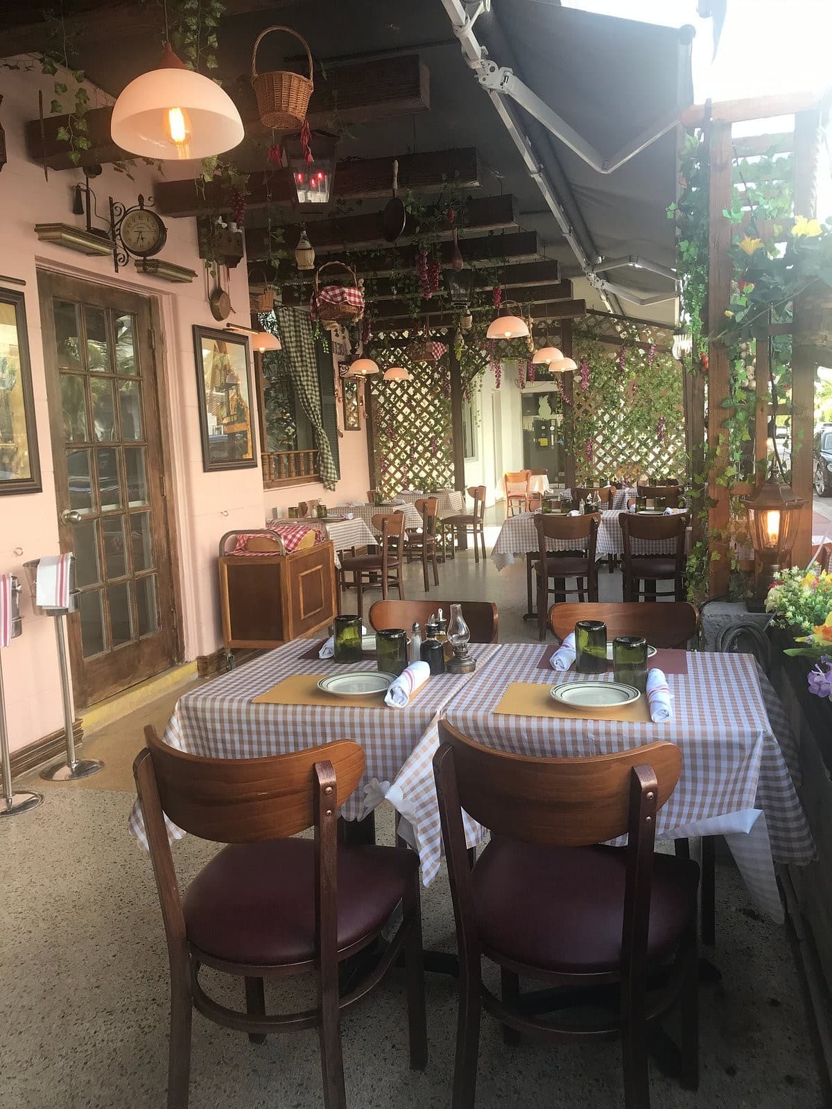 Interior view of ll Pastaiolo in Miami Beach