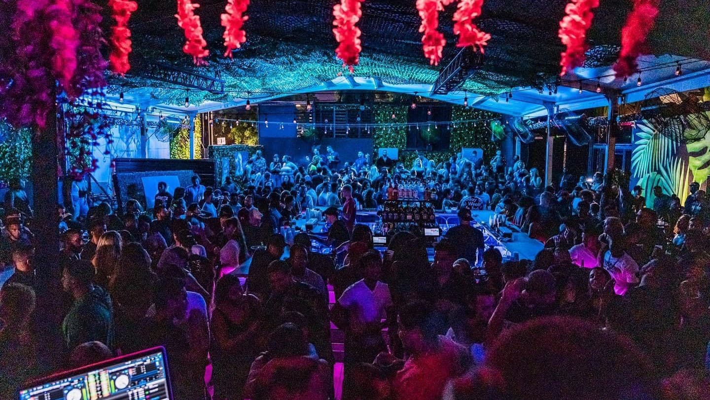 Vibrant nightlife ambiance at Mayami Wynwood, Miami