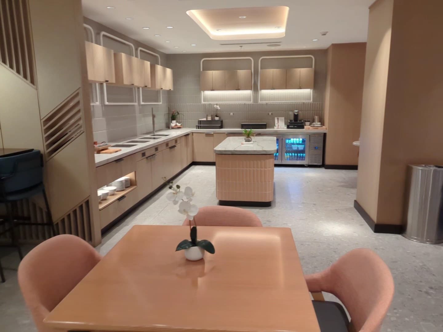 Modern dining area at Miami Marriott Biscayne Bay