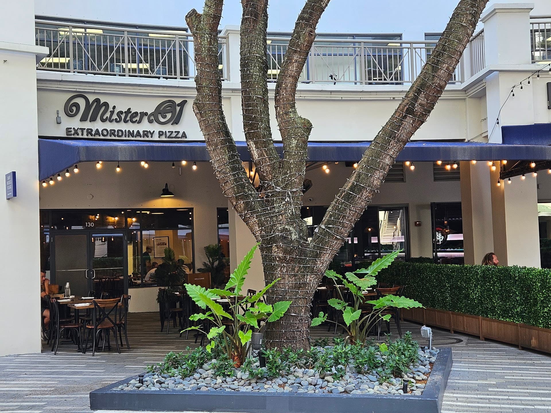 Mister O1 Extraordinary Pizza exterior in Miami