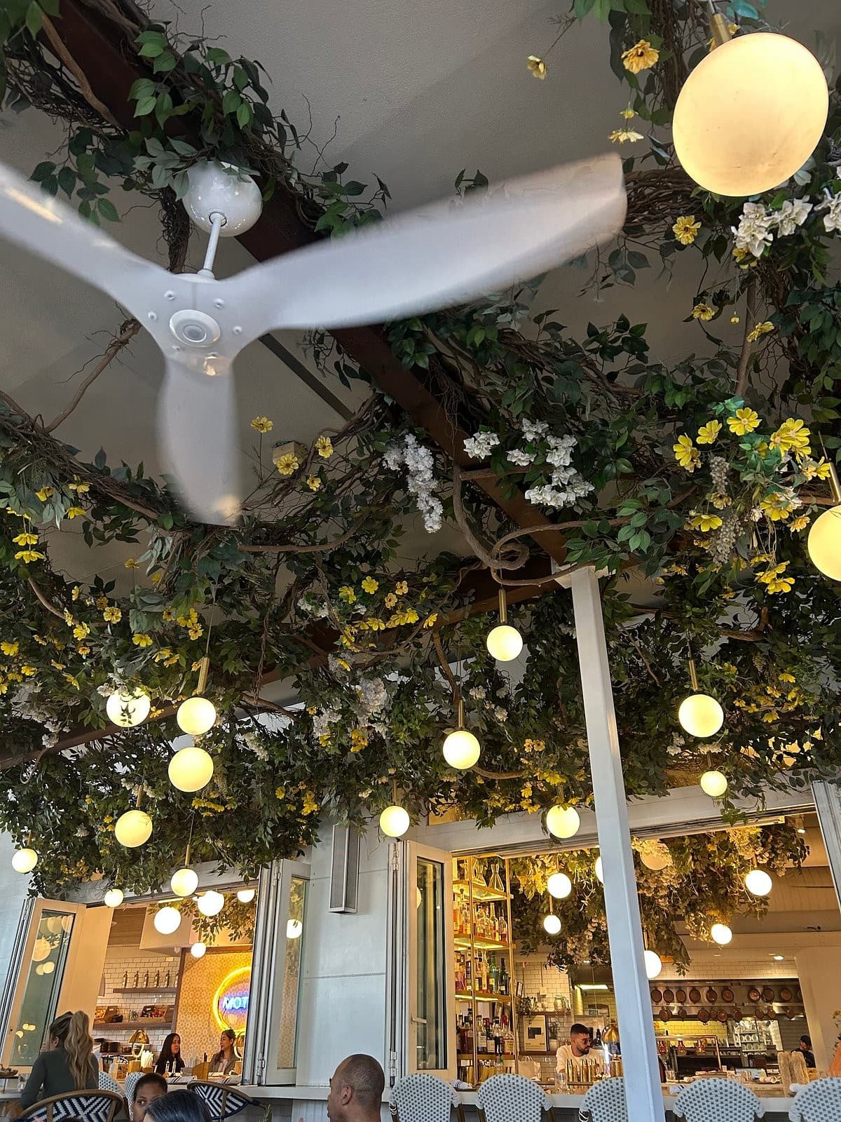 Motek Aventura restaurant interior with floral decor