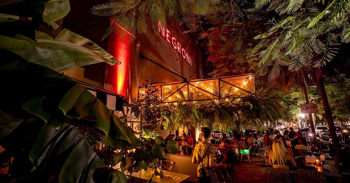Outdoor dining at Negroni Bistro & Sushi Bar in Miami
