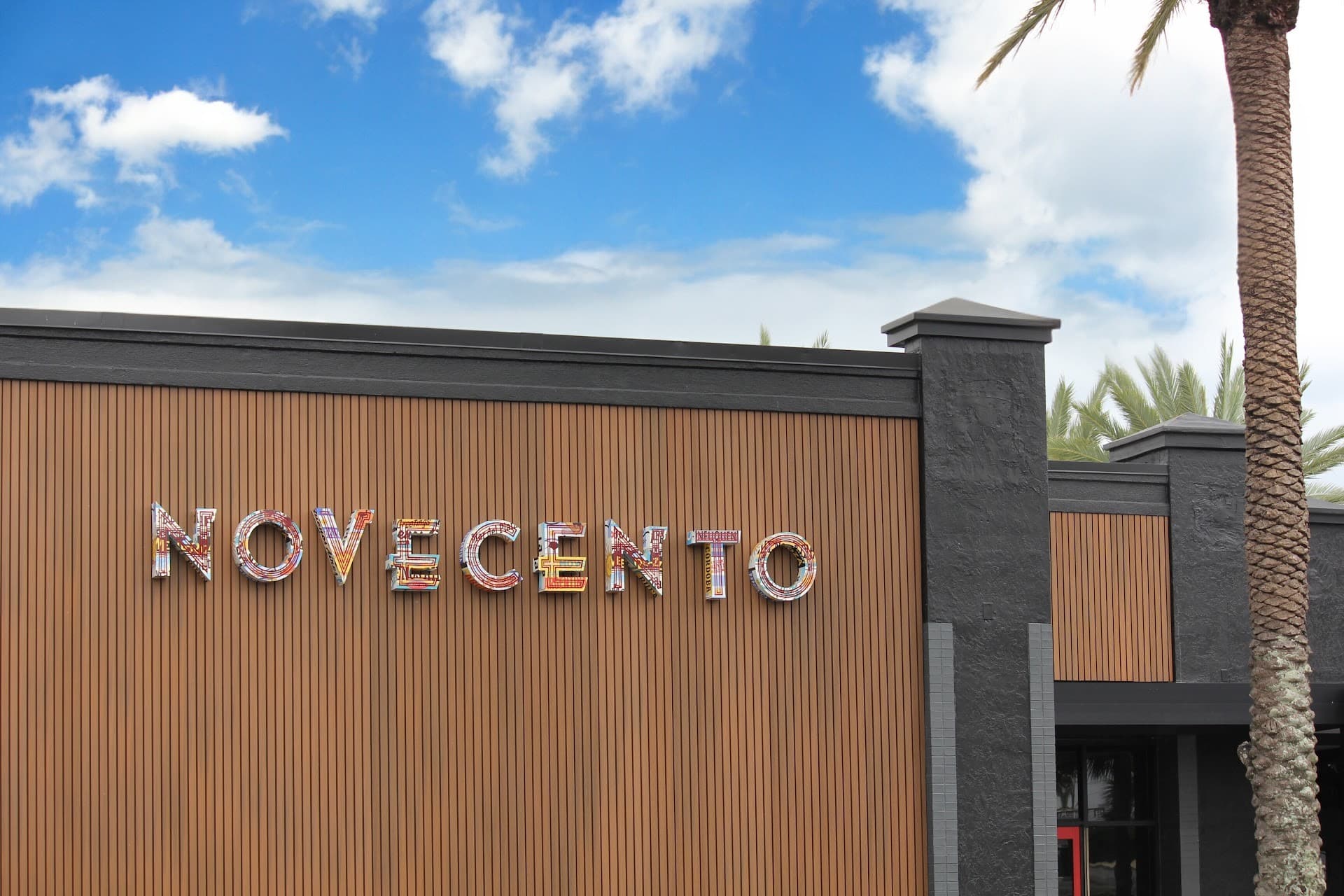 Novecento restaurant exterior sign in Aventura
