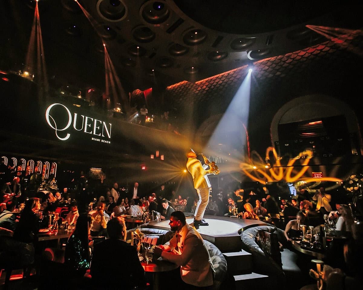 Dining scene at Queen Miami Beach restaurant