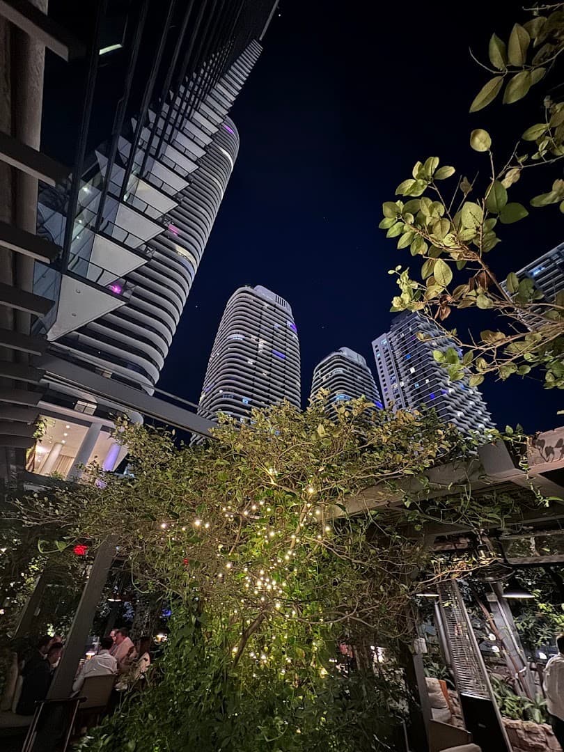 Quinto Miami outdoor ambiance at night