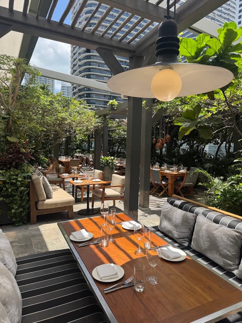 Quinto Miami outdoor dining ambiance