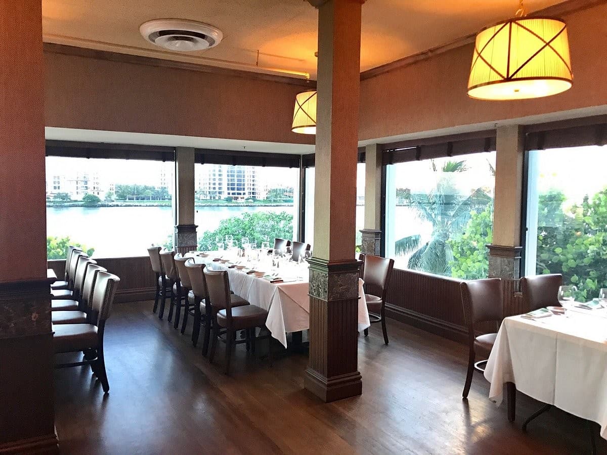 Interior view of Smith & Wollensky in Miami Beach
