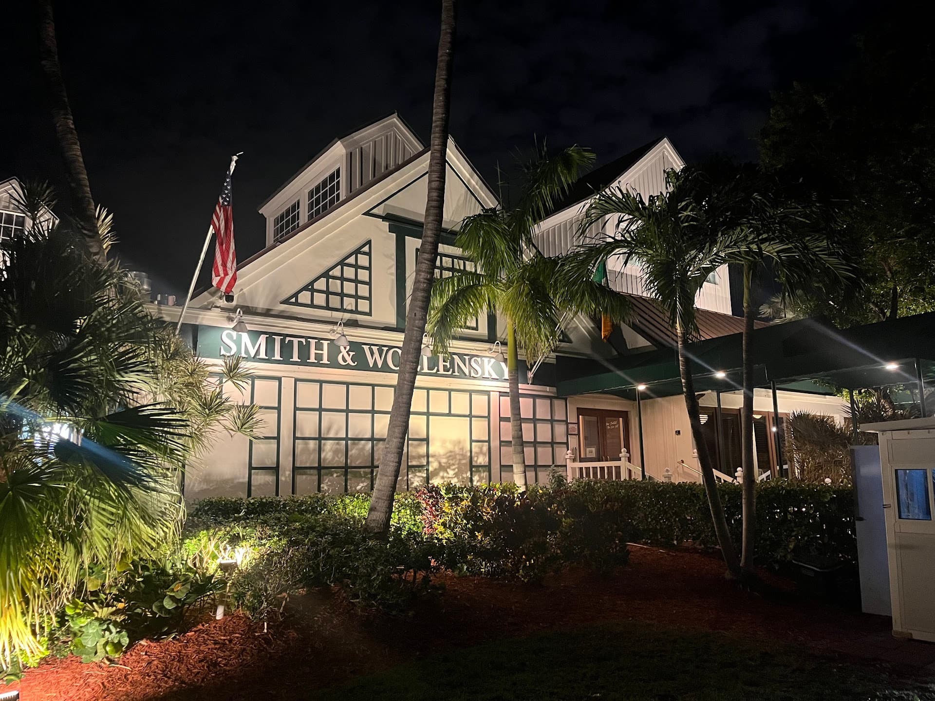 Smith & Wollensky restaurant exterior in Miami Beach