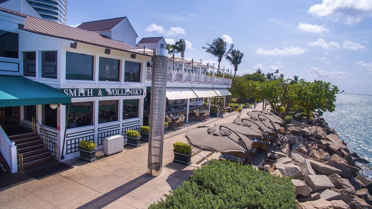 Smith & Wollensky restaurant exterior in Miami Beach