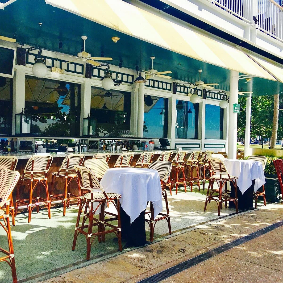 Outdoor seating at Smith & Wollensky in Miami Beach