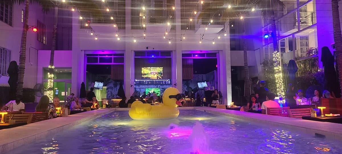 Sola Miami Beach vibrant ambiance at night
