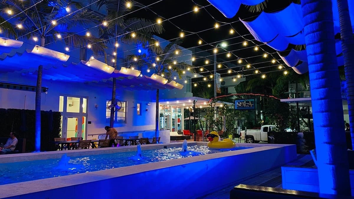 Sola Miami Beach outdoor ambiance at night