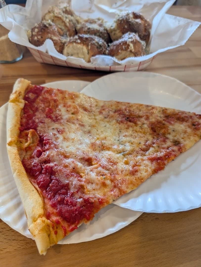 Slice of pizza and garlic knots at Steve's Pizza in Miami
