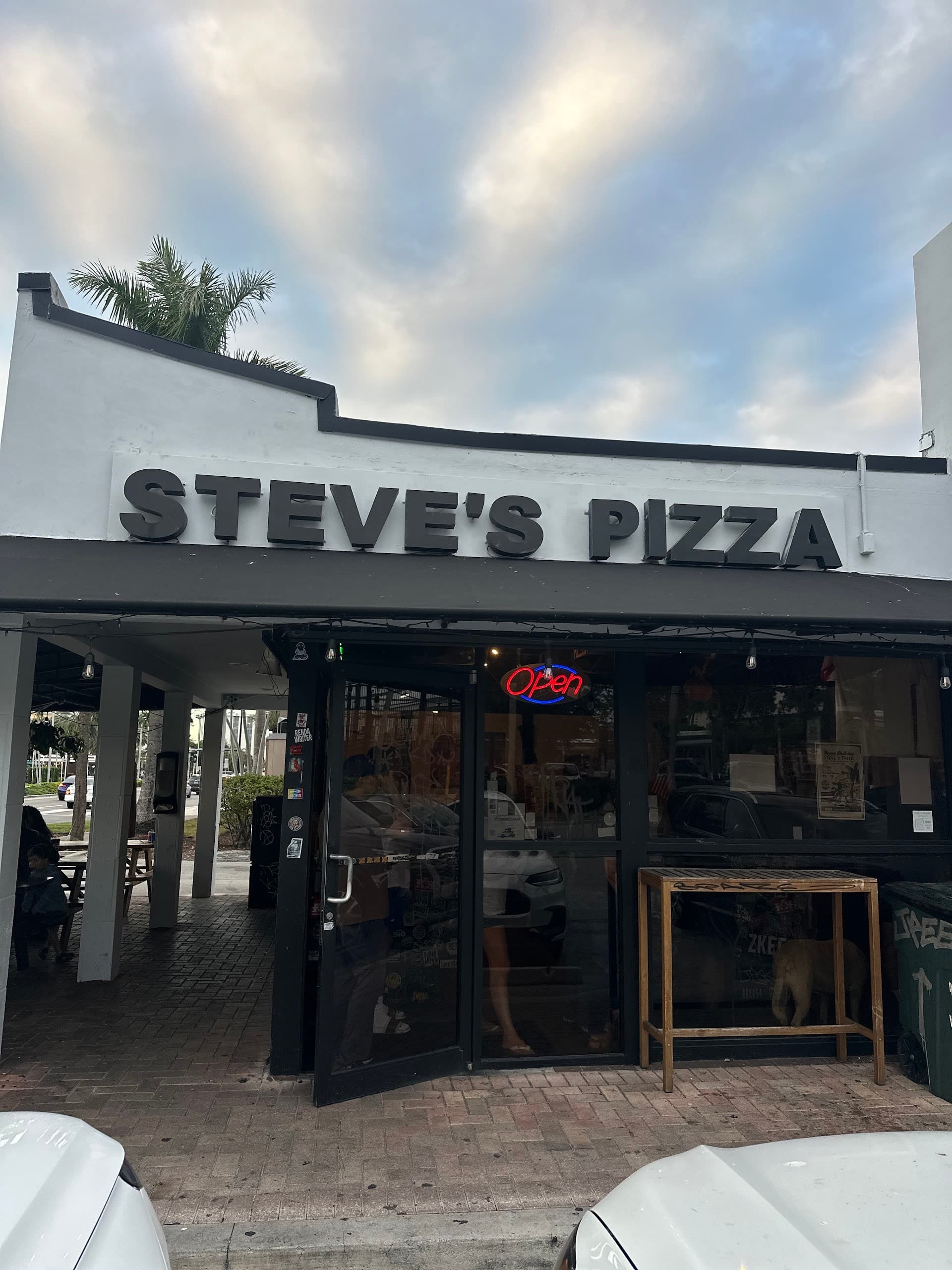 Exterior view of Steve's Pizza in Miami