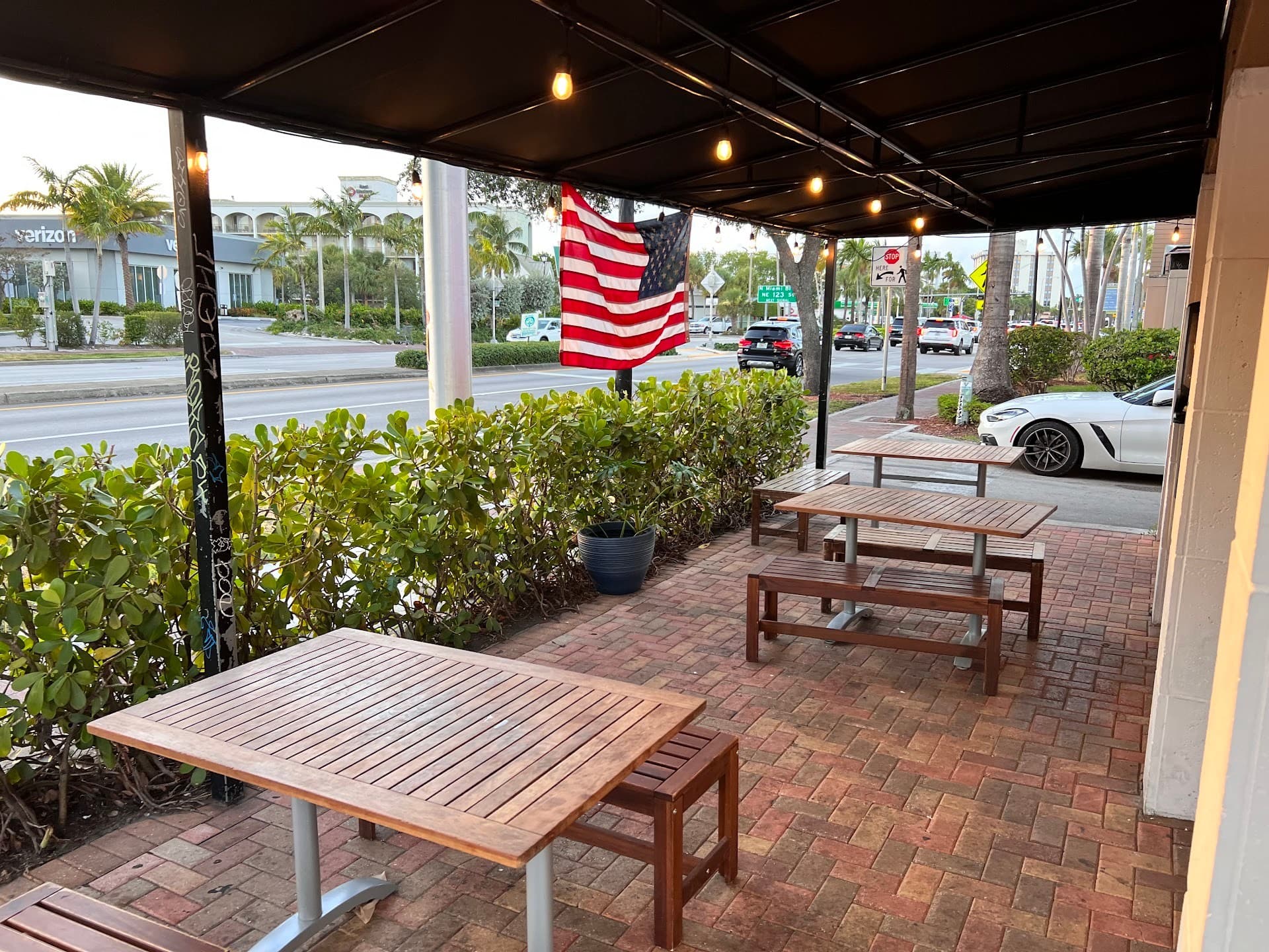 Outdoor seating at Steve's Pizza in Miami