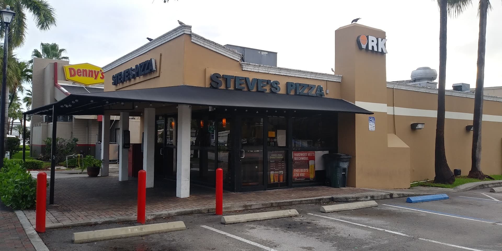 Steve's Pizza restaurant exterior in Miami