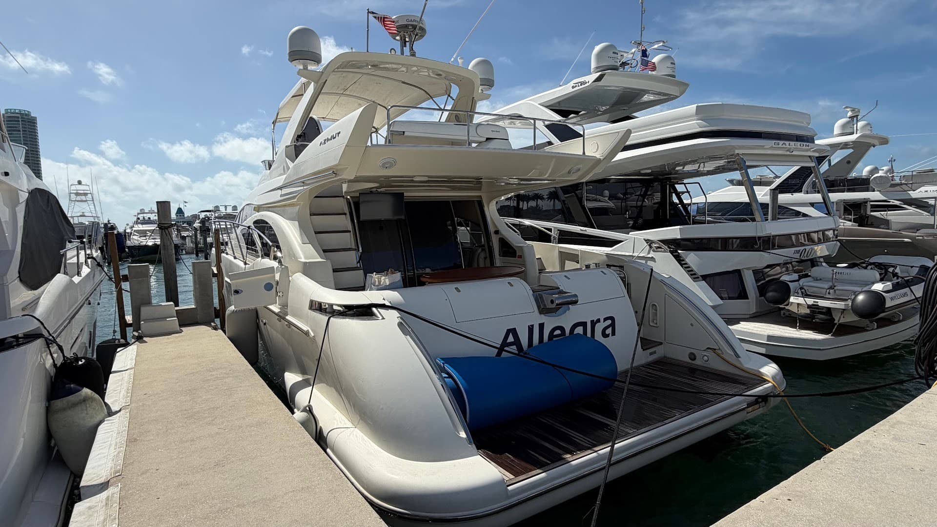 Luxury yacht at UNIQ Miami Yacht Charters in Miami Beach