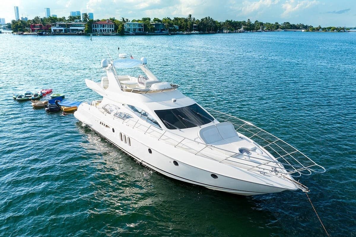 Luxury yacht at UNIQ Miami Yacht Charters in Miami Beach