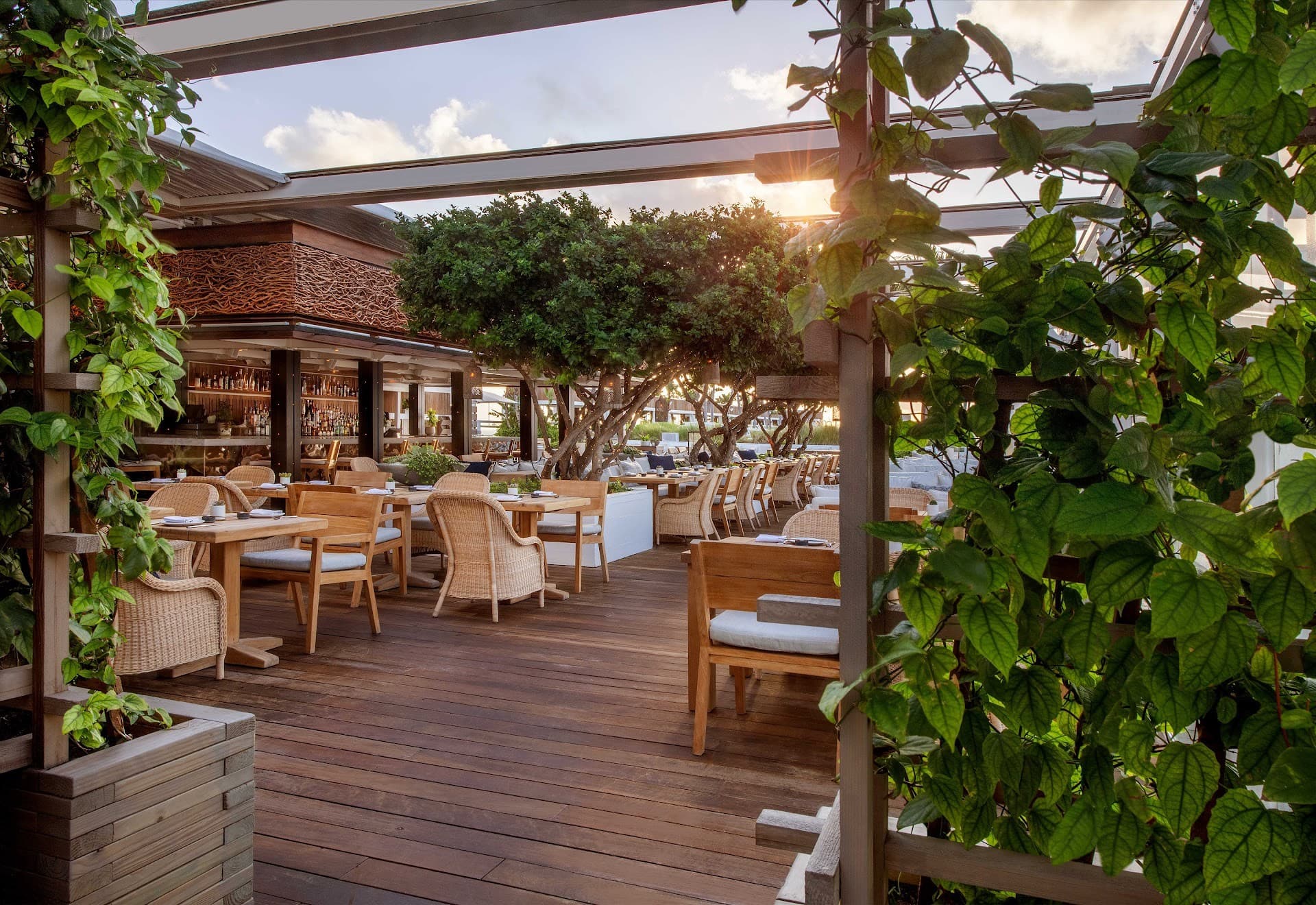 Relaxed dining ambiance at Watr at the 1 Rooftop Miami Beach